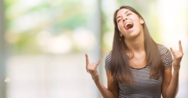 Genç güzel İspanyol kadın deli ifade rock simge elle yapıyor ile bağırarak. Müzik yıldızı. Ağır kavramı.