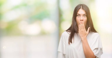 Genç güzel İspanyol kadın kapak ağız el için hata, ifade korku, utanç ile şok ile sessizlik içinde gizli kavramı korkuttu