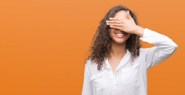 Gülümsüyor ve gözleri için sürpriz kapsayan yüz el ile gülüyor güzel genç İspanyol kadın. Kör kavramı.