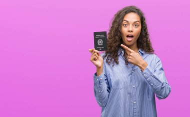 Pasaport İtalya'nın çok mutlu el ve parmak ile işaret tutan genç İspanyol kadın