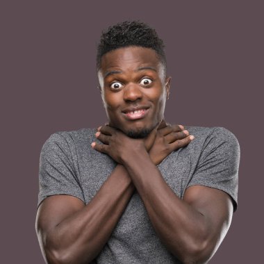 Giyen genç Afro-Amerikan erkek t-shirt bağırarak gri ve çünkü boğmak acı kendi ellerimle öldürürüm. Sağlık sorunu. Yaralarından ve intihar kavramı.