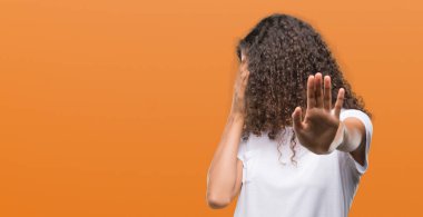 Kapsayan güneş gözlüğü takmış genç İspanyol kadın gözleri ile el ve stop jest ile acı ve korku ifadesi. Utandım ve negatif kavramı.