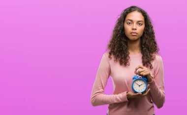 Çalar saat kendine güvenen bir ifade ile acımak yüz ciddi düşünüyorum tutan genç İspanyol kadın