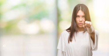 Genç güzel İspanyol kadın kamera ve size, el işareti, pozitif ve kendinden emin bir jest ön parmak ile işaret