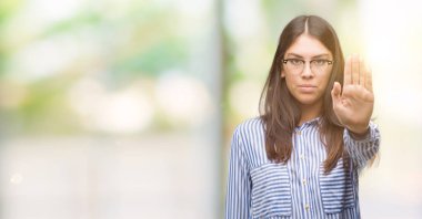 Genç güzel İspanyol iş kadını elin avuç durağı şarkı yapıyor. Negatif ve ciddi bir jest yüz ifadesiyle uyarı.