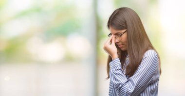 Genç güzel İspanyol iş kadını burun ve göz yorgunluğu ve baş ağrısı duygu sürtünme yorgun. Stres ve hayal kırıklığı kavramı.