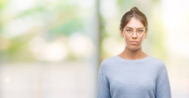 Çörek kendine güvenen bir ifade ile acımak yüz ciddi düşünme üzerinde giyen genç güzel İspanyol kadın