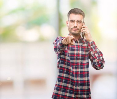 Kamera ve size, el işareti, pozitif ve kendinden emin bir jest ön parmakla ile telefonda konuşan genç yenilikçi yetişkin adam