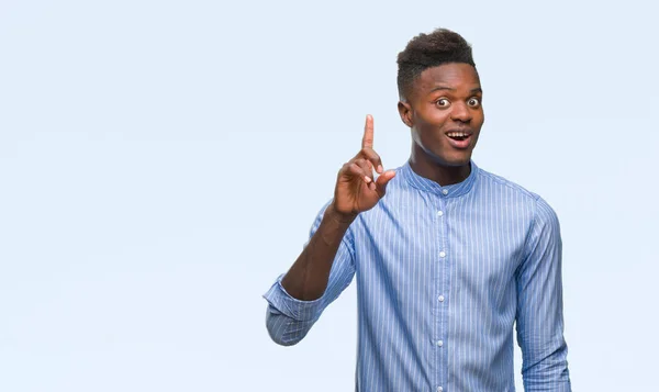 Joven Hombre Negocios Afroamericano Sobre Fondo Aislado Apuntando Con Dedo — Foto de Stock