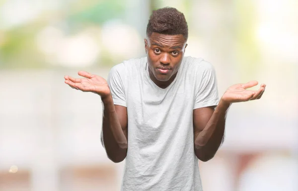 Hombre Afroamericano Joven Sobre Fondo Aislado Expresión Despistada Confusa Con — Foto de Stock
