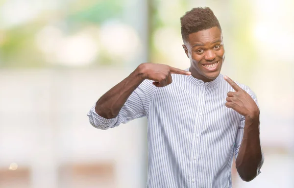 年轻的非洲裔美国人在孤立的背景下微笑着自信地显示和指着手指的牙齿和嘴巴 健康理念 — 图库照片