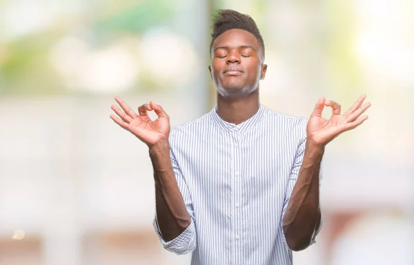 Americký Mladík Izolované Pozadí Relaxovat Usmívající Očima Uzavřené Vede Meditační — Stock fotografie