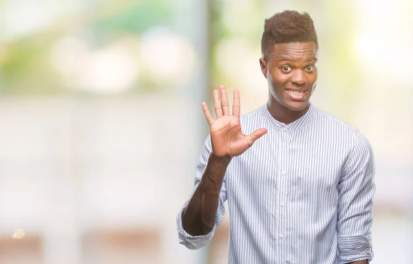 年轻的非洲裔美国人在孤立的背景显示和指向手指数五 而微笑着自信和快乐 — 图库照片