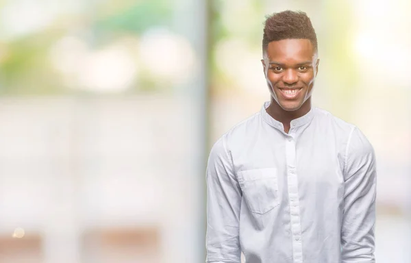 Unga Afroamerikanska Mannen Över Isolerade Bakgrund Med Glad Och Cool — Stockfoto