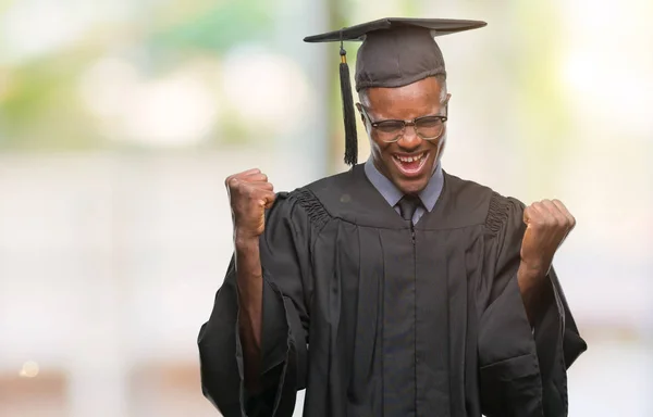 Ung Utexaminerades Afroamerikanska Mannen Över Isolerade Bakgrund Mycket Glad Och — Stockfoto