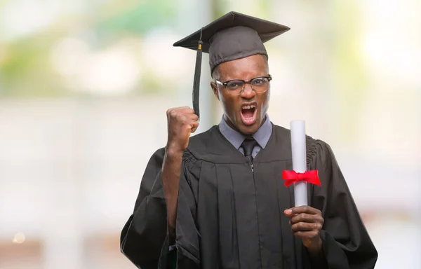 Jovem Formado Afro Americano Homem Segurando Grau Sobre Fundo Isolado — Fotografia de Stock