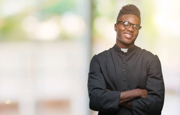 Junger Afrikanisch Amerikanischer Priester Mit Isoliertem Hintergrund Fröhlichem Gesicht Das — Stockfoto