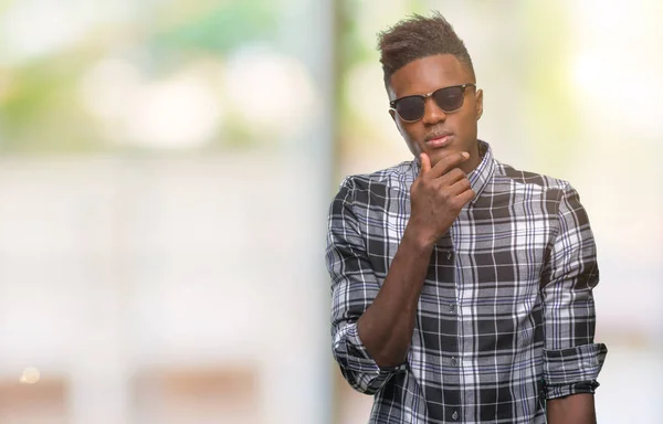 Νεαρός Αφρικανική Αμερικανική Άνθρωπος Που Φορώντας Γυαλιά Ηλίου Πάνω Από — Φωτογραφία Αρχείου