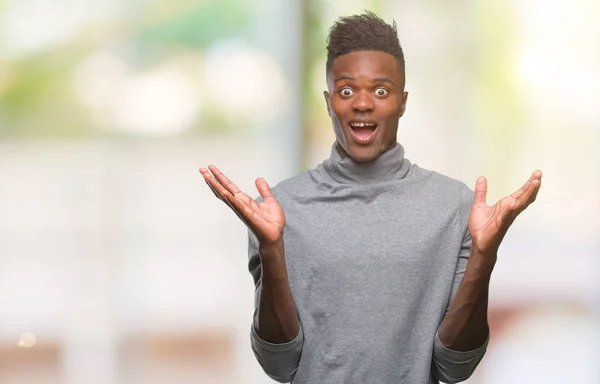 Νεαρός Αφρικανική Αμερικανική Άνθρωπος Πέρα Από Απομονωμένο Υπόβαθρο Γιορτάζει Τρελό — Φωτογραφία Αρχείου