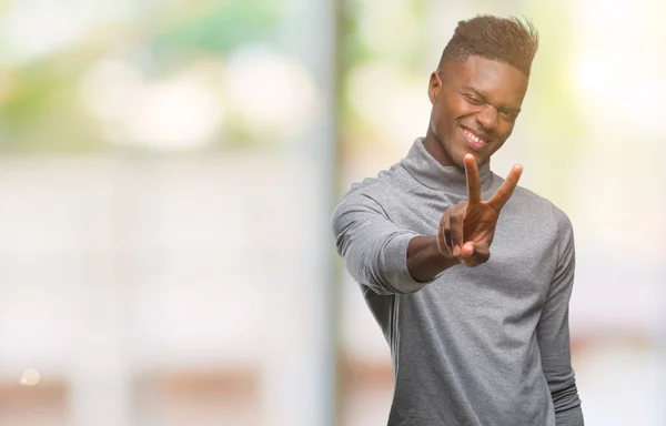 Jeune Homme Afro Américain Sur Fond Isolé Souriant Regardant Caméra — Photo