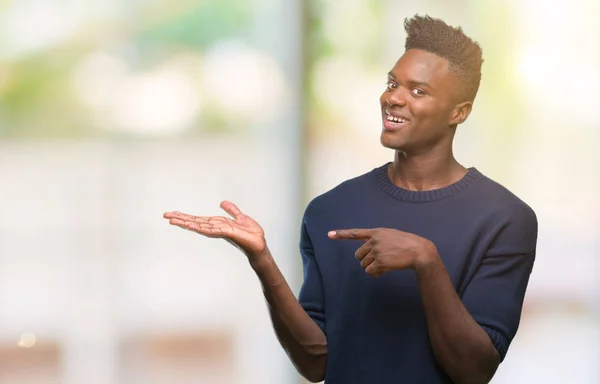 Молодий Афроамериканець Людиною Над Ізольованих Фон Здивували Посміхається Камеру Під — стокове фото