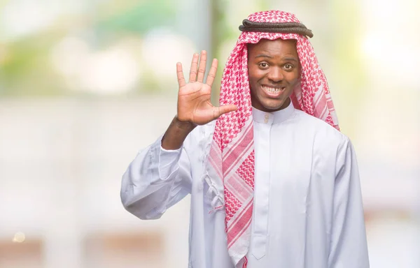 Jeune Homme Arabe Africain Portant Keffiyeh Traditionnelle Sur Fond Isolé — Photo