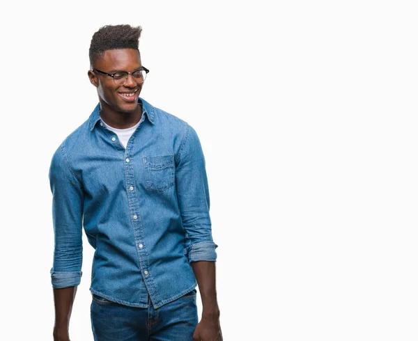Giovane Uomo Afroamericano Sfondo Isolato Guardando Altra Parte Con Sorriso — Foto Stock