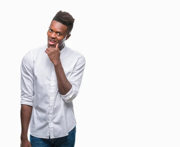 Jovem Homem Afro Americano Sobre Fundo Isolado Com Mão Queixo — Fotografia de Stock