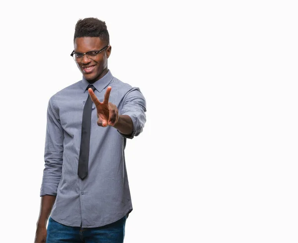 Joven Hombre Negocios Afroamericano Sobre Fondo Aislado Sonriendo Mirando Cámara — Foto de Stock