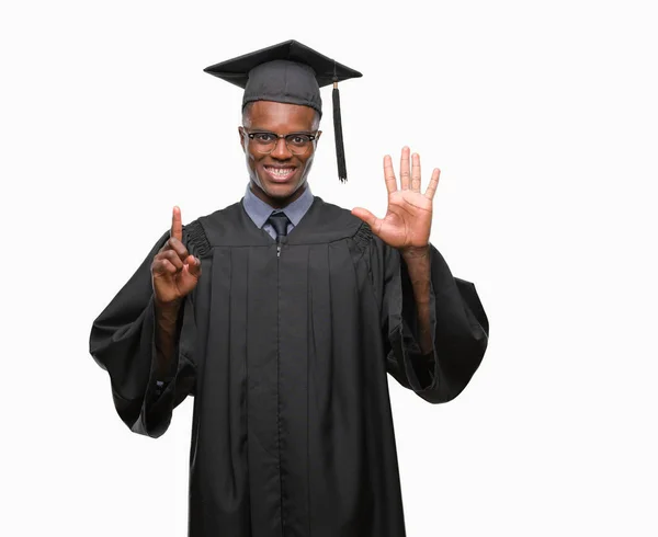 Fiatal Afroamerikai Férfi Diplomát Elszigetelt Háttér Bemutatás Ujjal Felfelé Mutató — Stock Fotó