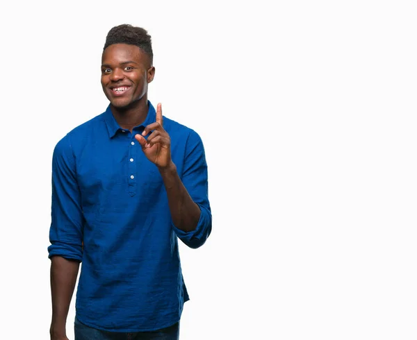 Молодой Африканский Американец Изолированном Фоне Указывает Пальцем Успешную Идею Взволнован — стоковое фото