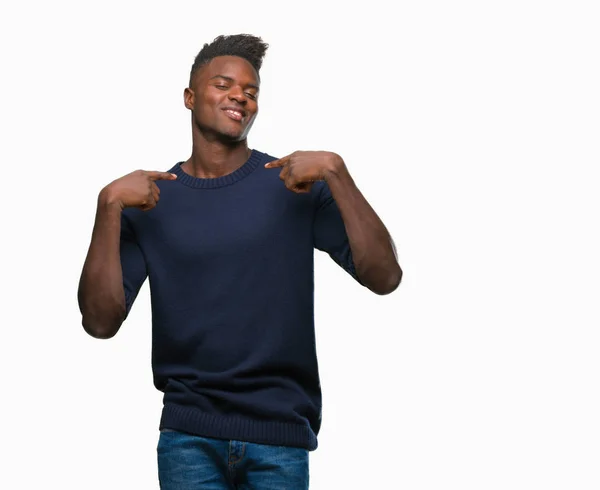 Молодий Афроамериканець Людиною Над Ізольованих Фон Дивлячись Впевнені Посмішкою Обличчі — стокове фото