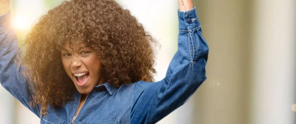아프리카계 미국인 여자는 에너지와 긍정적인 감정을 승리를 즐거운 직장을 — 스톡 사진