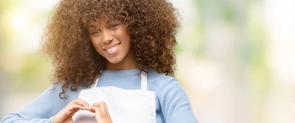 African American Shop Ägare Kvinna Som Bär Ett Förkläde Lyckliga — Stockfoto