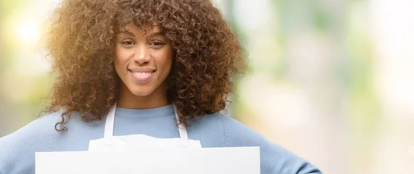 Mujer Propietaria Una Tienda Afroamericana Con Delantal Con Pancarta Publicitaria — Foto de Stock