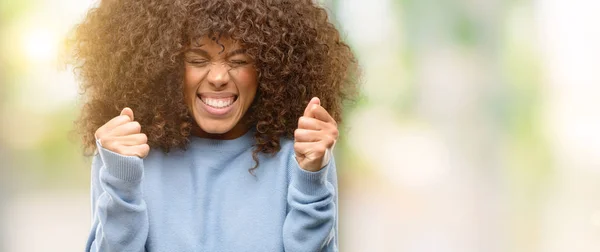 Mujer Afroamericana Vistiendo Suéter Emocionado Por Éxito Con Los Brazos — Foto de Stock