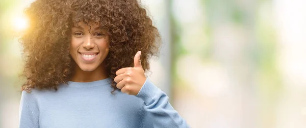 Mujer Afroamericana Usando Suéter Haciendo Gesto Pulgares Felices Con Mano — Foto de Stock