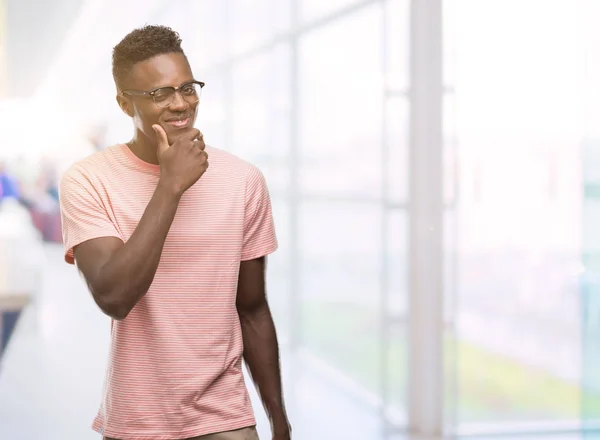 Afro Amerikai Fiatalember Visel Rózsaszín Pólót Keresek Magabiztos Mosollyal Karokkal — Stock Fotó