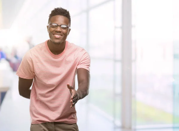 Unga Afroamerikanska Man Klädd Rosa Shirt Leende Vänliga Erbjudande Handslag — Stockfoto