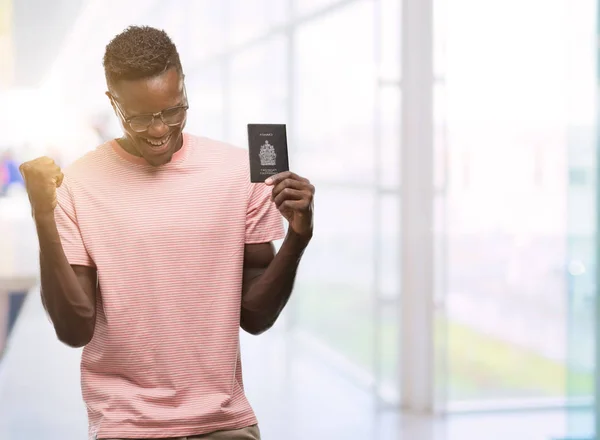 Młody Człowiek African American Paszportem Kanadyjskim Krzyczy Dumny Świętuje Zwycięstwo — Zdjęcie stockowe