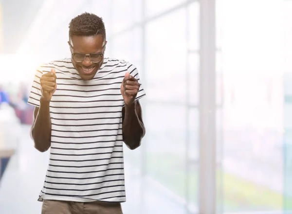 Giovane Uomo Afroamericano Con Occhiali Shirt Della Marina Eccitati Successo — Foto Stock