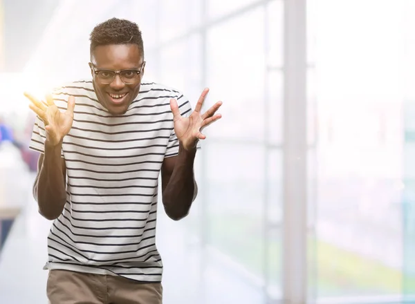 Unga Afroamerikanska Mannen Bär Glasögon Och Marinblå Shirt Firar Galen — Stockfoto