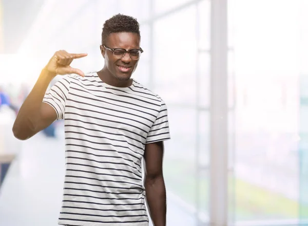 Joven Hombre Afroamericano Con Gafas Camiseta Azul Marino Sonriente Seguro —  Fotos de Stock