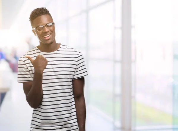 Unga Afroamerikanska Mannen Bär Glasögon Och Marinblå Shirt Leende Med — Stockfoto