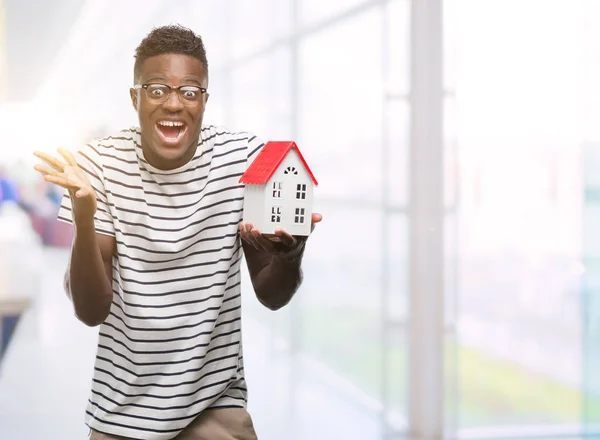 Joven Hombre Afroamericano Sosteniendo Casa Muy Feliz Emocionado Expresión Ganadora —  Fotos de Stock