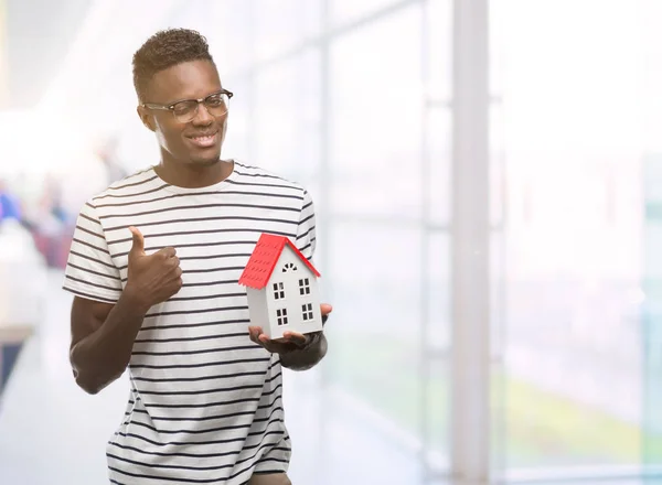 Jeune Homme Afro Américain Tenant Maison Heureux Avec Grand Sourire — Photo