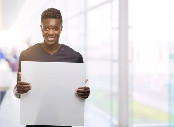 Jonge Afro Amerikaanse Man Met Een Banner Met Een Blij — Stockfoto