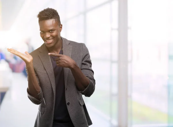 Unga Afroamerikanska Man Klädd Jacka Som Väldigt Glad Pekar Med — Stockfoto