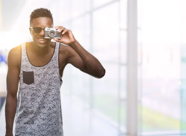 Giovane Uomo Afroamericano Con Una Fotocamera Vintage Con Viso Felice — Foto Stock