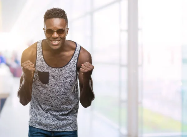 Unga Afroamerikanska Mannen Bär Solglasögon Skrek Stolt Och Firar Seger — Stockfoto